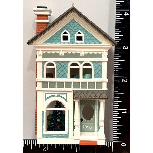 1990 HALLMARK KEEPSAKE ORNAMENT QX469-6 HOLIDAY HOME NOSTALGIC HOUSES AND SHOPS - Picture 4 of 5